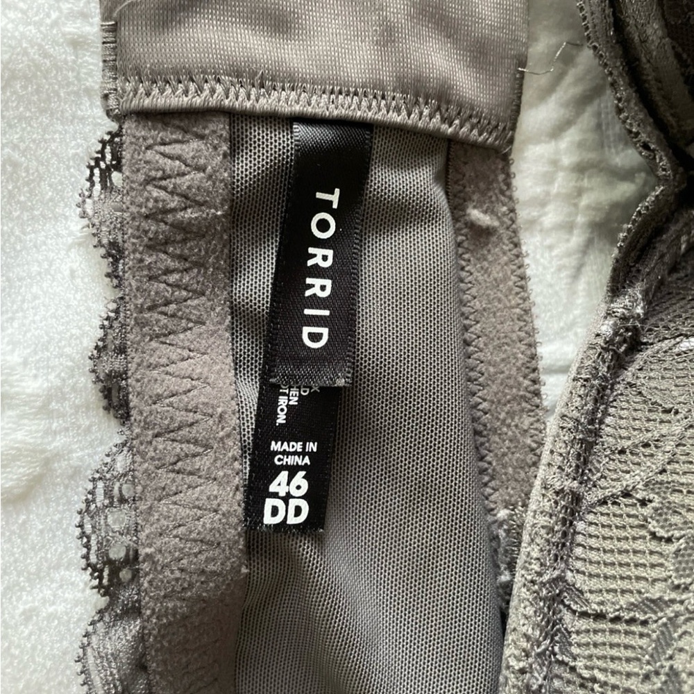 Torrid Plunge Push Up Bra 46DD Underwire Gray Lace Curvy Plus - Picture 3 of 3